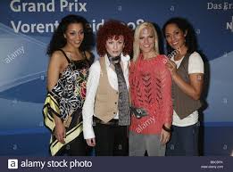 @lucydiakovska @jessica_wahls @sandymoelling @nadjabenaissa jetzt unser jubiläumsalbum '20' vorbestellen! No Angels Deutsche Musikband Pop Mitglieder Jessica Wahls Ludmila Diakovska Sandy Molling Nadja Benaissa Wahrend Der Filmpremiere Von Kiss The Frog Hamburg Deutschland 7 12 2009 Stockfotografie Alamy