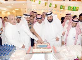 الـ مـديـ نـ ة الـ طبـ يـ ة Na Twitteru المدينة الطبية الجامعية جامعة الملك سعود عيد الأضحى المدير الطبي بمستشفى الملك خالد الجامعي د عبدالله السقا يعايد الموظفين المناوبين في أول أيام عيد الأضحى المبارك بحضور المدير