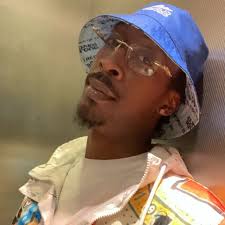 It seems the dye from the Air Jordan 4 “Brick By Brick” is bleeding onto  the white laces. But hey, we can hold this minor tweak. Keep wearing your  f*cking shoes!! 📸: @