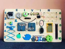 Dieses spielbrett soll die fähigkeiten der kinder fördern, da es sie anregt, neue dinge. Motorikspiele Busy Board Motorikspielzeug Activity Board Ein Designerstuck Von Koraboard Lenkivi Bei Dawanda Motorikspielzeug Motorikspiele Spielzeug