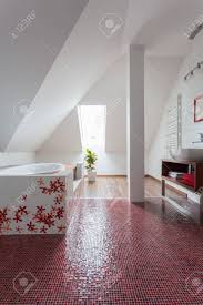 Dans la salle de bains, le revêtement de sol est souvent mis à rude épreuve. Ruby Maison Original Interieure Salle De Bains Moderne Avec Un Sol Rouge Banque D Images Et Photos Libres De Droits Image 17153252