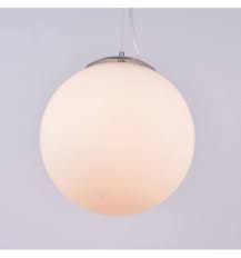 Elle est de couleur noire et est tenue par une base ronde de couleur noire apporter une ambiance chic et glamour dans votre loft avec ce superbe lustre qui donnera à votre pièce un style actuel et moderne. Suspension Boule Blanche Metal Chrome Et Verre Bolla