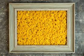 Grazie a queste caratteristiche il fregio in pasta di legno è un prodotto ideale per realizzare o decorare mobili, oggetti, cornici, specchi, porte, cassetti, ante d'armadio, testate di letto, bauli, scatole ed un'infinità di supporti. Vista Dall Alto Di Una Cornice Di Legno Riempito Con Farfalle Di Pasta Cruda Foto Gratis