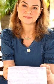 Uma carta aberta à Ana Beatriz ❤️, Filha, nunca foi tão difícil escrever e  ler uma carta... Este é meu presente para você 💖. Desejo que goste e sinta  todo o amor que eu investi em cada palavra. Feliz ...