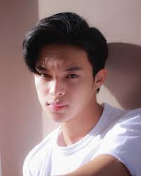 Coba yuk langsung, aduh aku senang banget ini, tutur dinda hauw. Deretan Potret Keren Rey Mbayang Dijamin Bikin Kaum Hawa Meleleh Kumparan Com