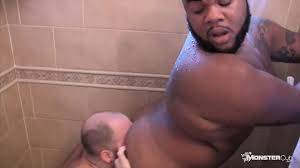 Negro gordito follada en el ducha 