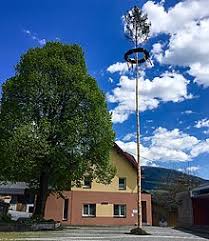 In manchen anderen regionen wird ein maibaum zusätzlich mit einem beschrifteten herzen. Maibaum Wikipedia