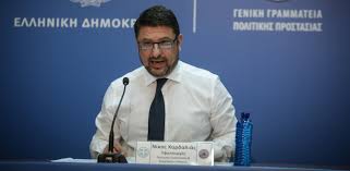 Με τα κομμωτήρια και τα μπαρμπέρικα να είναι κλειστά λόγω της πανδημίας του κορωνοϊού, άνθρωποι σε όλο τον κόσμο, που βρίσκονται σε καραντίνα, αποφάσισαν να πάρουν την κατάσταση στα χέρια τους. Xardalias Apo Th Deytera Energopoioyme To Sxedio Xam E8nos