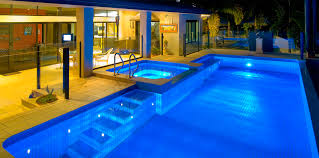 Piscine éclairée de nuit