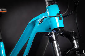 The lightweight aluminium frame integrates the 625w powertube battery low into the frame, aiding the handling of the bike when the going gets tough. Cube Reaction Hybrid Pro 625 29 Petrol N Orange