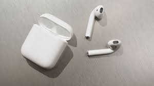 Kablosuz Kulaklik Konusunda Uzun Bir Bekleyisin Ardindan Airpods Kulakliklarini Piyasaya Suren Apple Uzunca Bir Suredir Airpods Headphones Apple Phone Earbuds