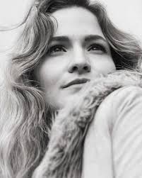 Portrait of a woman. With the beautiful @cil_de_louve 🤩 Thank you for  sharing so much authenticity in this picture 🤩 I work with canon  @canonswitzerland #photooftheday #photography #photographesuisse  #photographemontreux #photographesuisseromande ...