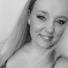 Samantha Chambers's Instagram, Twitter & Facebook