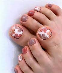 En esta imagen ves unas uñas pintadas con esmalte amarillo y puntos pequeños de color negro ademas tiene el detalle de moños y piedras brillantes como aplique Unas Decoradas De Los Pies Elegantes Faciles Y Bonitas 2019 Manicura De Unas Disenos De Unas Pies Unas De Pies Sencillas