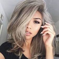 Facile à entretenir et à sublimer à l'aide de reflets chauds ou dorés, le blond foncé est la coloration universelle qui va à tout le monde. Cheveux Blond Cendre Quelle Teinte De Blond Choisir