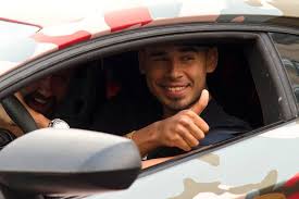 A tutto ciò elettra lamborghini aggiunge la sua decisione di studiare recitazione per iniziare ad intraprendere una carriera vera e propria, con l'obiettivo di dimostrare di non essere famosa soltanto. Afrojack Marito Elettra Lamborghini Ecco Come E Entrato Nella Storia