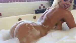 White girl twerking big ass in bath tub
