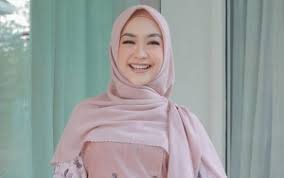 Ia dikenal sebagai adalah salah satu youtuber wanita indonesia yang berhasil meraih banyak subscriber di indonesia bahkan di asia tenggara. Ria Ricis Bongkar Alasan Mengejutkan Tidak Hadir Di Pernikahan Atta Aurel