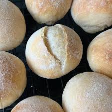 Bei Uns Gabs Heute Selbstgemachte Weizenbrotchen Auch Dieses Rezept Stammt Aus Dem Buch Brot Backen In Perfektion Mit Hefe Vo Food Hamburger Bun Creme Brulee