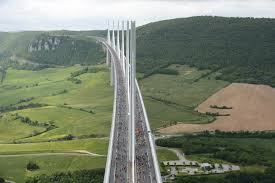Le viaduc de millau est un pont à haubans franchissant la vallée du tarn, dans le département de l'aveyron, en france. La 5eme Edition De La Course Eiffage Du Viaduc De Millau U Run