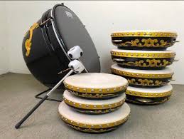 Alat musik petik adalah instrumen musik yang memiliki senar atau dawai dan dipetik menggunakan alat musik merupakan suatu instrumen yang dimodifikasi dan dibentuk dengan tujuan agar dapat. Set Hadhrah Qasidah Kompang Kerincing Darbuka Music Media Music Instruments On Carousell