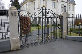 Klassisches Tor Aus Schmiedeeisen Mit Goldverzierungen In Oberursel Schmiedeeisernes Tor Schmieden Tor