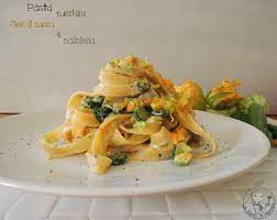 Aggiungete infine anche la scamorza precedentemente tagliata a dadini e portate in tavola. Pasta Zucchine Fiori Di Zucca E Salsiccia La Rica In Cucina