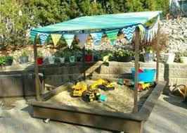 Selber Bauen Sandkasten Deko Idee Girlande Faehnch In 2020 Diy Sandbox Sandbox Kids Outdoor Play