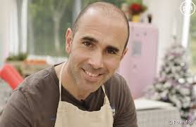 La température va monter sous la tente du meilleur pâtissier… nos 11 pâtissiers amateurs vont avoir une montée de fièvre pour tenter de séduire le plus convoité des tabliers au cours de 3 épreuves ! Cyril Gagnant Du Meilleur Patissier 2015 On Doit Porter Les Memes Vetements Tous Les Jours Puremedias