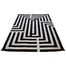 Black And White Geometric Pattern Rug Contemporary Black And White Rug With Geometric Pattern In 2020 White Rug Contemporary Wool Rugs Geometric Rug