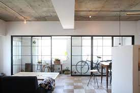 今回の事例ではバルコニーのないお部屋にインナーテラスを作ることで施工主様の理想に応えています 床や家具には経年変化を楽しむことのできる素材を選ぶなど素材の面でも工夫がされています parquet インナーテラスでグリーンを楽しむ ブルースタジオ 無印良品の家