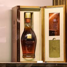 An Absolutely Incredible Vintage Single Malt Glenmorangie Grand Vintage Malt 1990 Is A Sublime Whisky That Exhi Whiskey Bottle Whiskey Macallan Whiskey Bottle