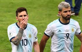 Sergio agüero and leo messi are football's best friends! Sergio Aguero Phones Lionel Messi During Twitch Stream Givemesport