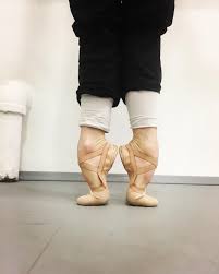 Billy Kreeg Balletschoenen Van Zijn Lerares Hij Oefende Voortdurend Met Deze Schoenen Om Een Draai Te Maken Dancers Feet Ballet Feet Ballerina Feet