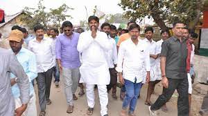 Former mla from congress, ramesh jarkiholi showed his support to kampli constituency congress mla j n ganesh, here on wednesday, february 20, and suspected the hand of a congress leader in the fight between mla anand singh and j n ganesh in the eagleton resort that took place on january 20, 2019. Congress Mla Arrested For Assault Thrashed The Colleague Who Helped His Political Launch