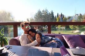 Asta pentru că, diferența de vârstă nu se observă datorită formei fizice de zile mare în care se află babs. Cat De Sexy E Iubita Lui Dorian Popa Are 35 De Ani Si Vrea SÄƒ Infieze Un Copil Foto