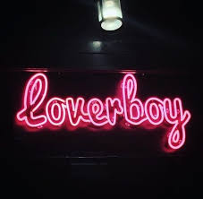 Kelly En Lisa Beseffen Al Vlug Dat Mo Niet Echt Verliefd Was Maar Gewoon Hen Gebruikte Voor Geld Het Was Een Lover Neon Signs Neon Sign Tumblr Neon Aesthetic