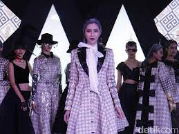 9 desain baju muslim ivan gunawan yang indah dan bergaya new celomita magenta baju muslim gamis modern baju gamis pesta 2018 terbaru karla gamissyari net 72 koleksi busana hijab dari mandjha by ivan gunawan raya collection 40 gaya model baju batik rancangan ivan gunawan batik nusantara gaun pesta artis ivan gunawan baju pesta couture dresses. Pertamakalinya Ivan Gunawan Rancang Gaun Mewah Bergambar Doraemon