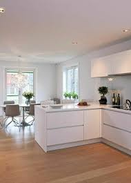Une Jolie Cuisine Laquee Blanche Avec Sol En Parquet Clair Cuisine Laquee Planchers De Cuisine Cuisine Moderne