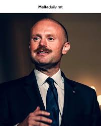 Who wins at Movember ? 🥸 Pink Oct