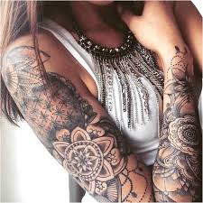 C'est une uvre assez magistrale qui a été tatouée avec de l'encre blanche sur cette femme. Tribal Tattoos X July 2007