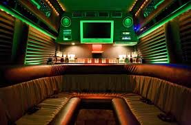 Résultat de recherche d'images pour "limousine style minibus"