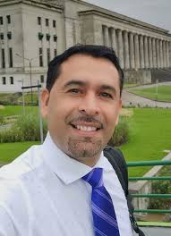 Ex concejal departamental designado asesor jurídico de la Junta de Franco  El ex periodista y ex concejal departamental, abogado Oswaldo Báez fue  designado como nuevo asesor jurídico de la Junta Municipal de