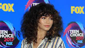 Questo look è perfetto per chi ha . Frangia Riccia A Chi Sta Bene E Come Gestirla