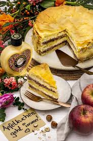 Geschichtete Apfel Nuss Torte Mit Verpoorten Original Eierlikor Kuchenrezepte Mit Eierlikor Rezept Leckere Torten Kuchen Rezepte Kuchen Und Torten Rezepte