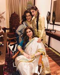 Sara Ali Khan With Mother Amrita Singh Dimple Kapadia Sara Ali Khan Bollywood Actress Indian Celebrities