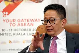 Dato' naib canselor bersama pengarah perancangan strategik unisel membuat kunjungan hormat ke atas yb dato' teng chang khim, pengerusi jawatankuasa tetap pelaburan, perindustrian (iks). Dato Teng Chang Khim Sang Hook