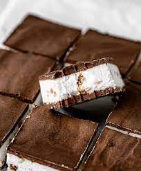 No Bake Vegan Schoko Bons Slices Recipe Vegan Milk Desserts How To Roast Hazelnuts
