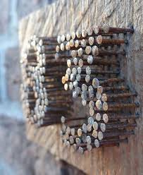 Rusty Nails To Unique House Number Detournement House Nails Number Rusty Dekovit Dekor Dekorasyon Fikirleri Ahir Ahsap El Sanatlari