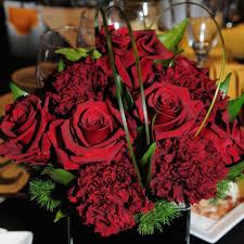 A la hora de colocar las flores, uno de los recipientes más útiles son los de vidrio, quedan limpios y le dan todo el protagonismo a las centro mesa boda con flores rojas. Centros De Mesa Con Flores Verdissimo
